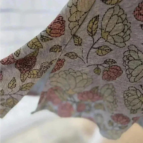 LulaRoe Perfect T Swing Side Slit Tee T Shirt Womens XS Muted Gray Artsy flower - Picture 9 of 16